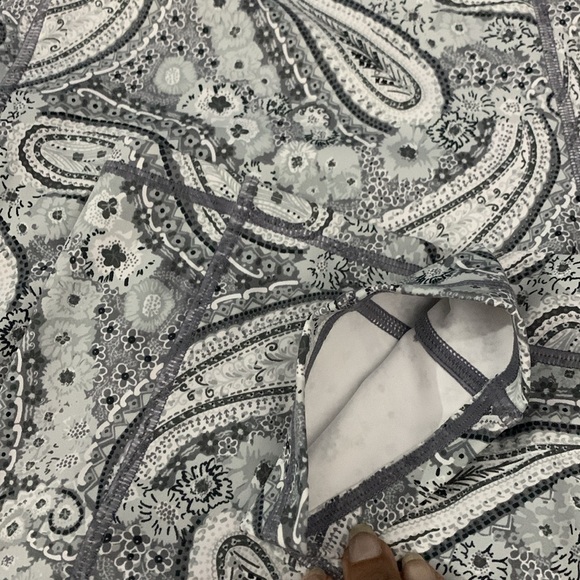 Vera Bradley Citrus Paisley Gray Leggings - Picture 7 of 9